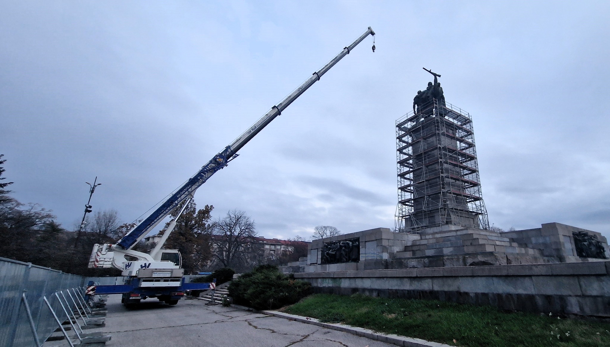 Паметници не се бутат - те носят памет и травми, за добро и лошо