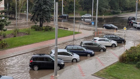 Проливен дъжд наводни улици в Перник