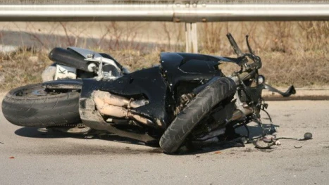 Младеж с мотор загина след удар в дърво