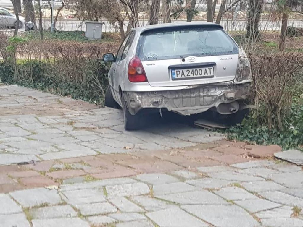 Пазарджиклия слезе с „Тойота”-та си по стълбите на Бунарджика в Пловдив